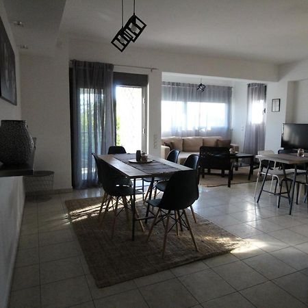 Lovely 2-Bedroom Apartment Atenas Exterior foto
