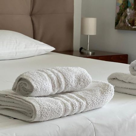 Lovely 2-Bedroom Apartment Atenas Exterior foto